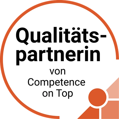 Ein kreisförmiges Abzeichen mit dem Text "Qualitätspartnerin von Competence on Top" in deutscher Sprache, mit geometrischen orangen Formen in der unteren rechten Ecke.